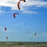 RECORDE DE 596 KITESURFISTAS VELEJANDO NA PRAIA DO CUMBUCO DURAN