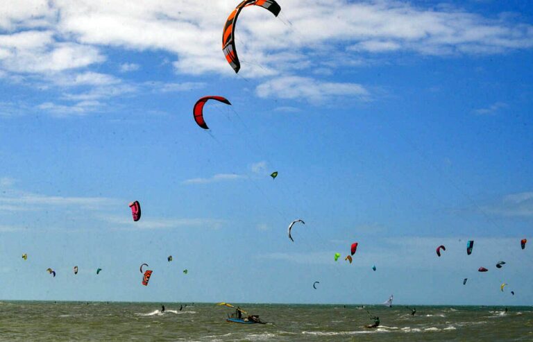 RECORDE DE 596 KITESURFISTAS VELEJANDO NA PRAIA DO CUMBUCO DURAN