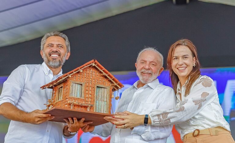 Cerimônia de entrega de unidades habitacionais do Minha Casa, M