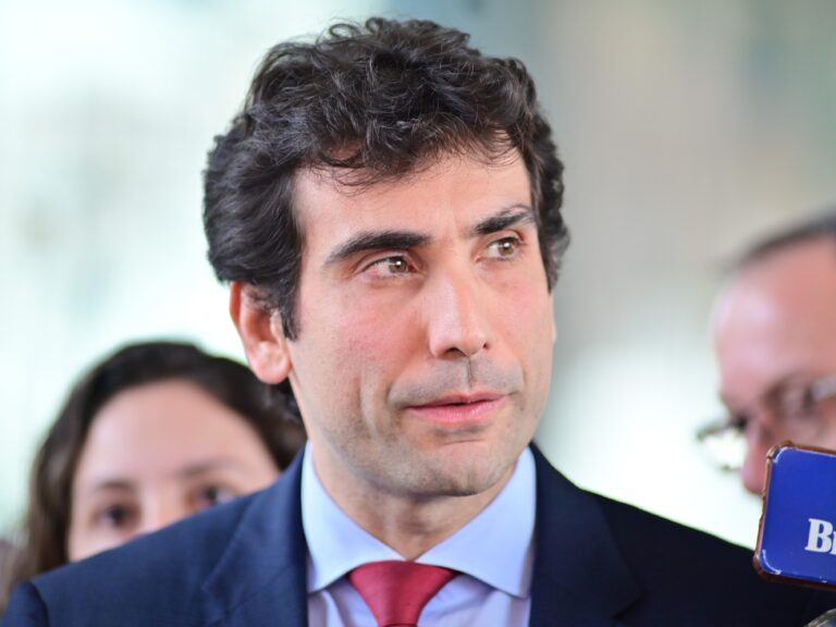 9mai2023---gabriel-galipolo-falou-com-a-imprensa-sobre-a-indicacao-para-diretoria-de-politica-monetaria-do-banco-central-1684236649397_v2_4x3 (1)