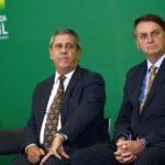 O ministro da Casa Civil, Braga Netto, e o presidente Jair Bolsonaro, durante solenidade alusiva aos 54 anos da Embratur e do lançamento do selo comemorativo no Palácio do Planalto.