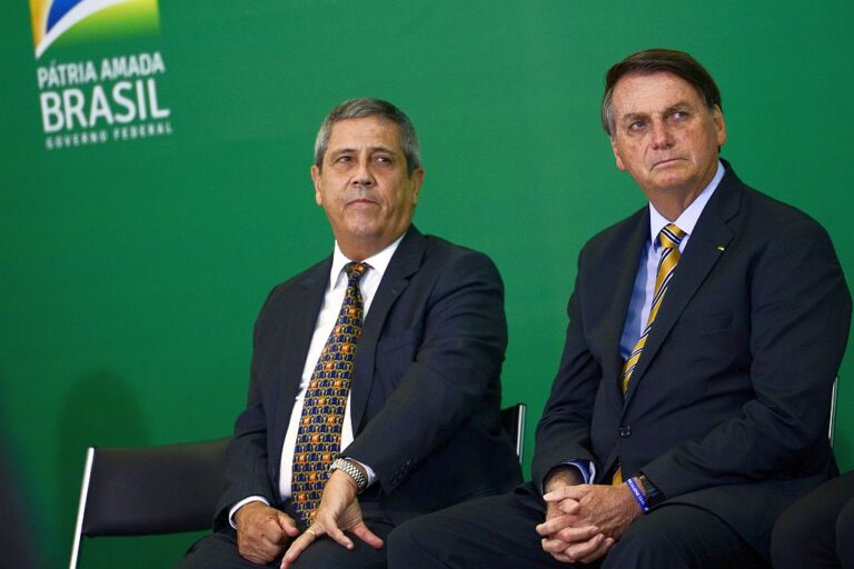 O ministro da Casa Civil, Braga Netto, e o presidente Jair Bolsonaro, durante solenidade alusiva aos 54 anos da Embratur e do lançamento do selo comemorativo no Palácio do Planalto.