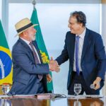 Lula sanciona lei que restringe uso de celular em escolas