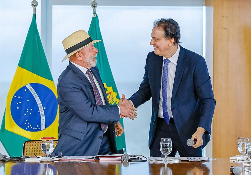 Lula sanciona lei que restringe uso de celular em escolas