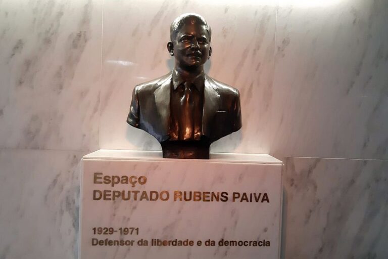 Busto Rubens Paiva