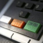 Técnicos do TRE-DF realizam a conferência e a lacração de urnas eletrônicas para o 1º turno das Eleições 2022.