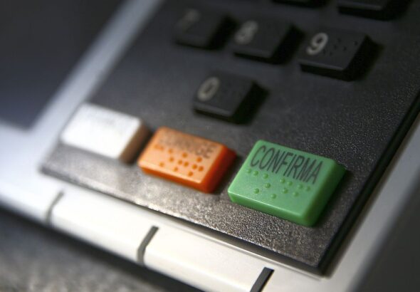 Técnicos do TRE-DF realizam a conferência e a lacração de urnas eletrônicas para o 1º turno das Eleições 2022.