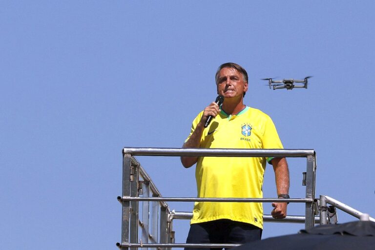 Bolsonaro reúne apoiadores em manifestação em Copacabana