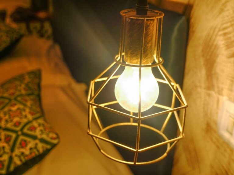 lampada-acesa-luz-luminosidade-1643899055787_v2_4x3