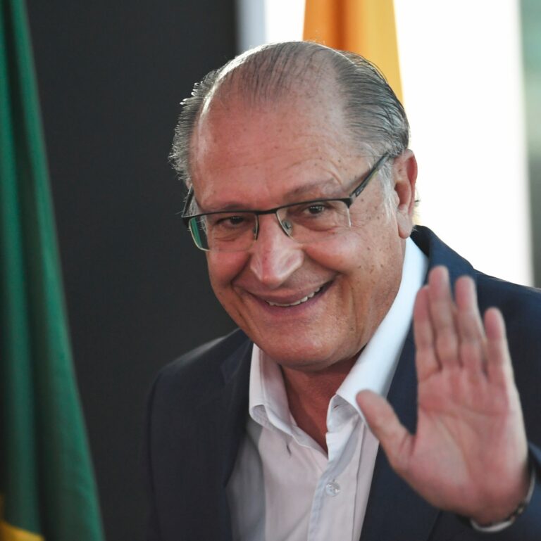 23mar22---ex-governador-de-sao-paulo-geraldo-alckmin-e-visto-durante-a-cerimonia-de-sua-filiacao-ao-psb-1648055284294_v2_1x1