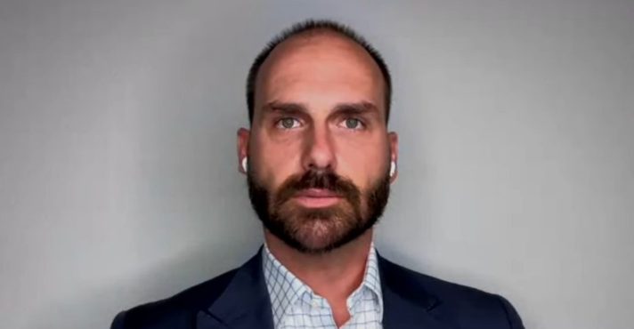 UUSZ_UvJBZg-01-24-56-26-OESTE-SEM-FILTRO-MORAES-ABRE-INQUERITO-CONTRA-EDUARDO-BOLSONARO-26_05_2025-712x370