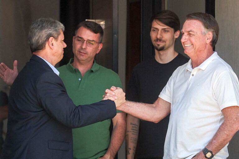 Tarcísio de Freitas, visita o ex-presidente Jair Bolsonaro