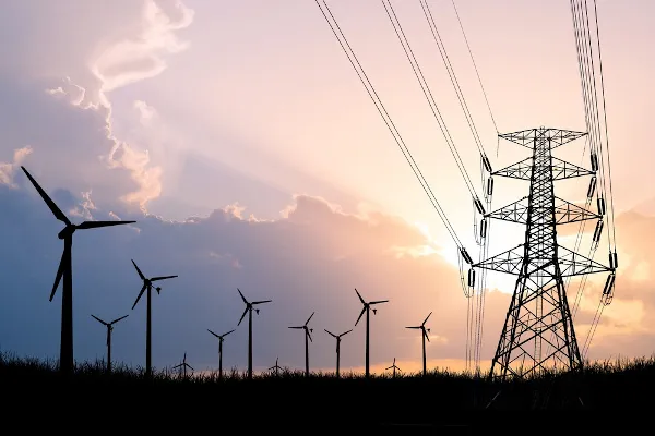 turbinas-eolicas-ao-lado-de-rede-de-transmissao-de-energia-eletrica