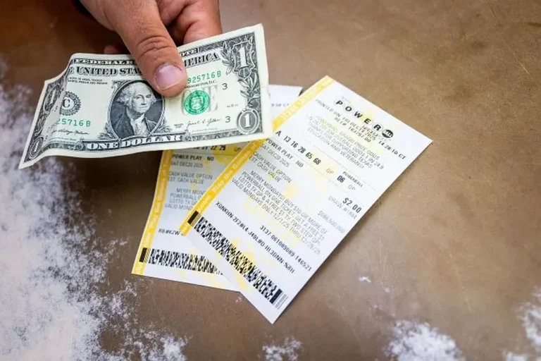 1_afp-20251219-2252768467-v1-highres-powerballjackpotrisestowhopping15billion-1-62506807-1