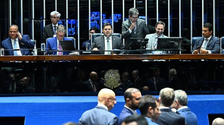 Senado aprova projeto que reduz penas de Bolsonaro e de condenados por atos golpistas