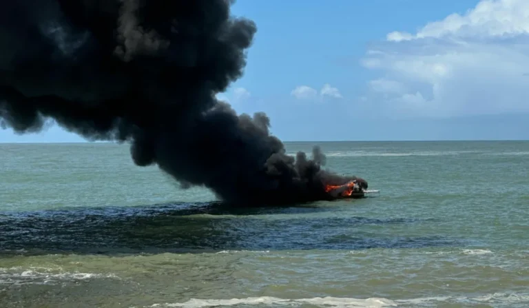 WG3rz7ii-incendio-barco-1024x596