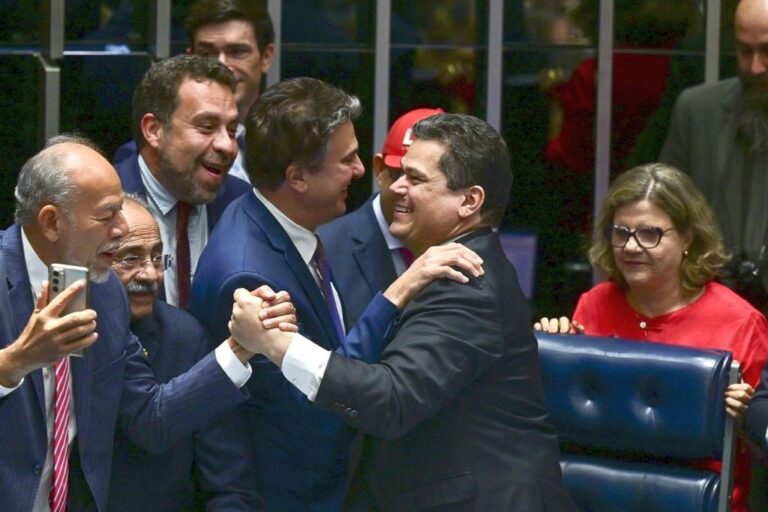 Senadores e deputados comemoram resultado da votação que pôs fim à escala de trabalho 6x1 no Brasil