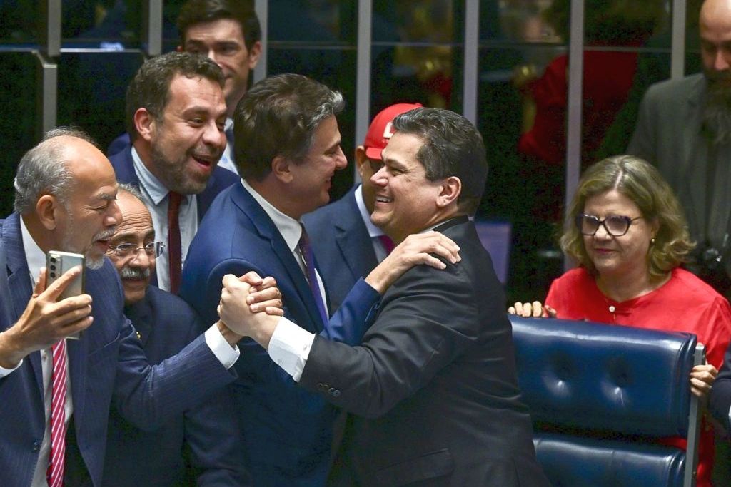 Senadores e deputados comemoram resultado da votação que pôs fim à escala de trabalho 6x1 no Brasil