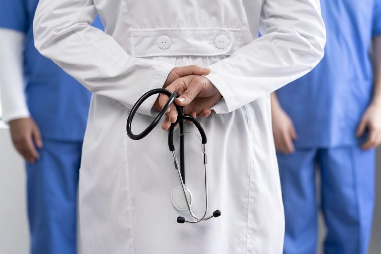 médico