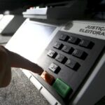 Técnicos do TRE-DF realizam a conferência e a lacração de urnas eletrônicas para o 1º turno das Eleições 2022.
