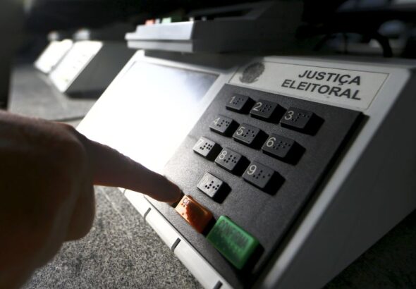 Técnicos do TRE-DF realizam a conferência e a lacração de urnas eletrônicas para o 1º turno das Eleições 2022.